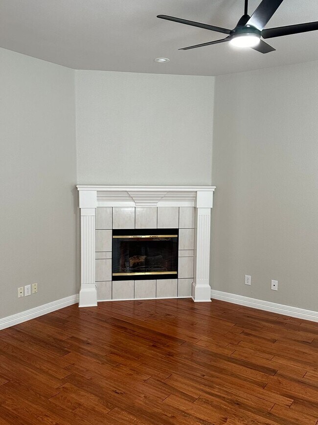 Building Photo - 3 Bedroom and 2 Bath Home with 2 Car Garage