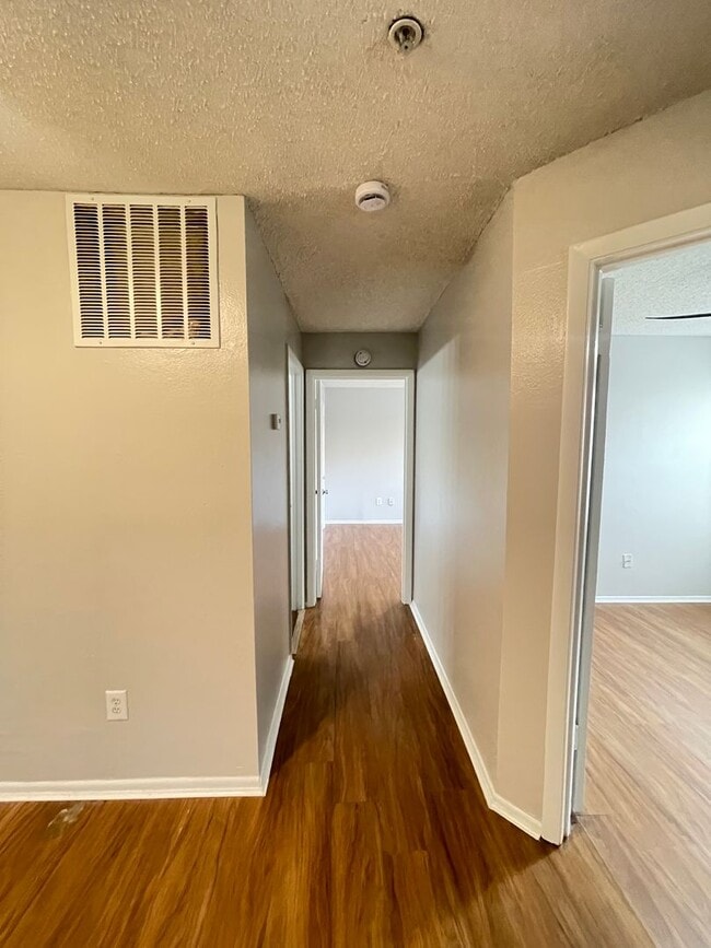 Building Photo - 2 Bed / 1 Bath Condo in Gated Comm. In Altamonte Springs. Available Now!