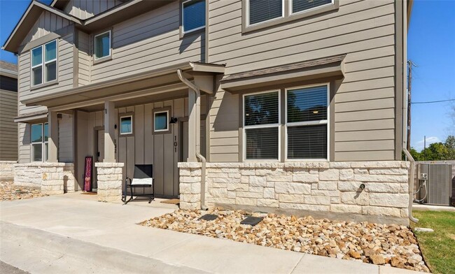 Building Photo - 520 Powell Dr