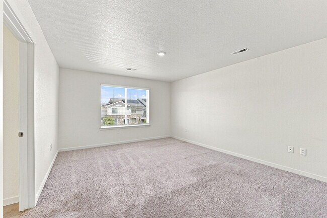 Building Photo - $2,845.95 with $300 Off the first month's rent, 4 Beds - 2.5 Baths, Single Family Home in Aurora ...