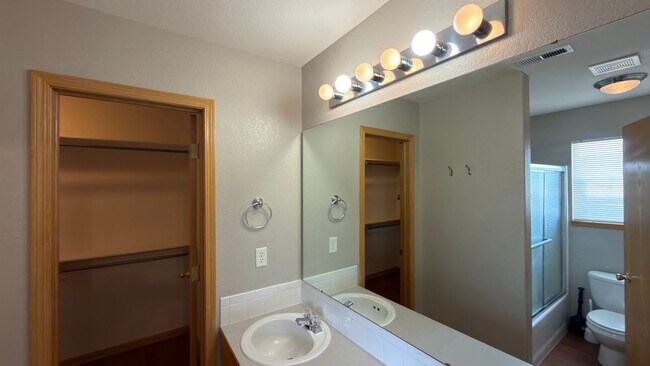 Building Photo - Great Townhome in Fort Collins