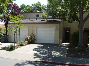 Building Photo - Stunning 1 Bedroom 1.5 bath townhouse in d...