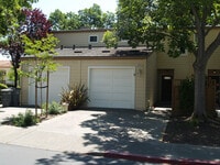 Building Photo - Stunning 1 Bedroom 1.5 bath townhouse in d...
