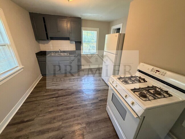 Building Photo - Studio HOUSE No Shared walls -1611 S Northern Blvd #B Independence - - Rent $750
