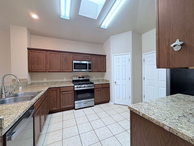 Building Photo - Northeast El Paso 3 Bed/2 Bath Refrig A/C