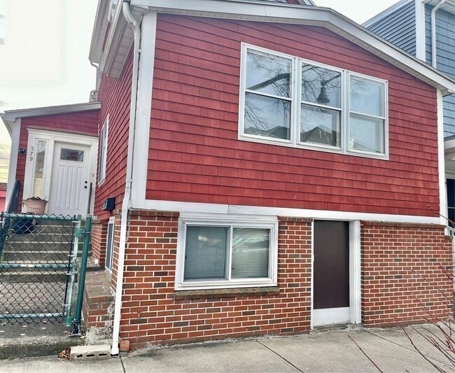 Building Photo - 579 Bennington St