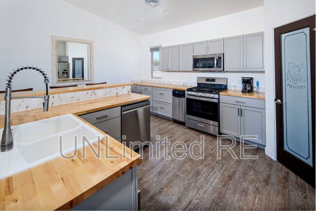 Building Photo - 7756 Sierra Vista Dr