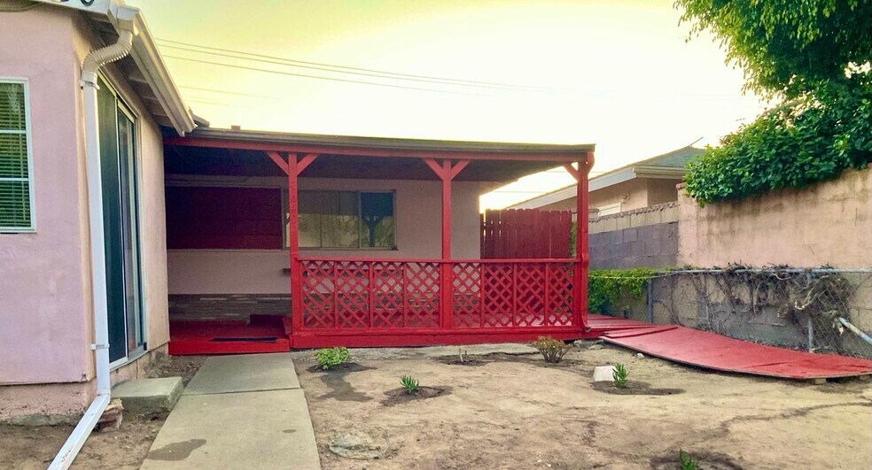 Building Photo - 4640 Clairemont Dr