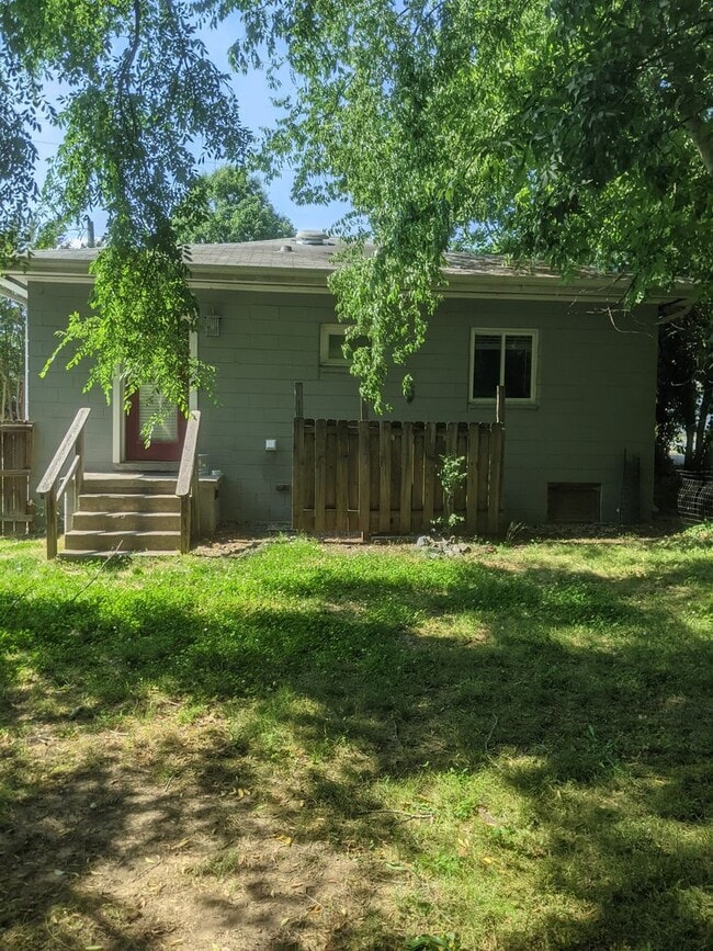 Building Photo - 105 W Longview St