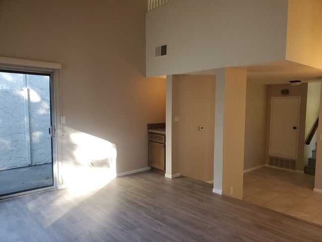 Building Photo - Fabulous Fletcher Hills remodeled townhome.