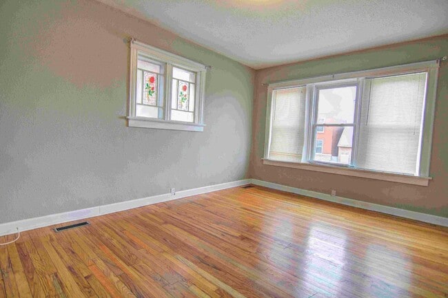 Building Photo - Large charming 3 bedroom 2 bath with oversized master bedroom that has its own private bath!