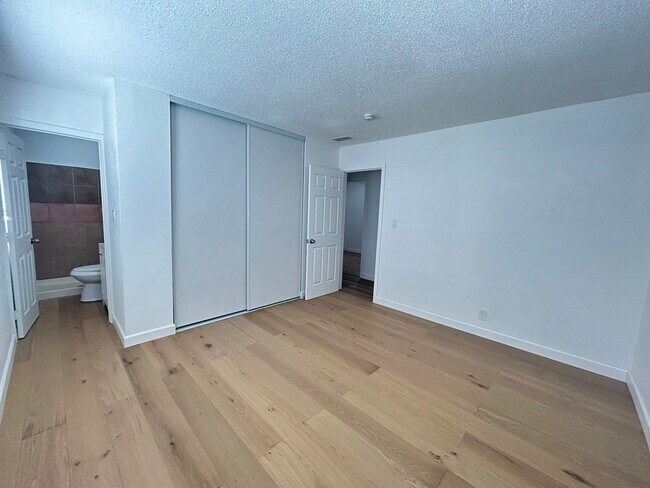 Building Photo - No HOA! 3 Bedroom 2 Bathroom House!