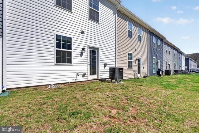 Building Photo - 183 Caterpillar Dr