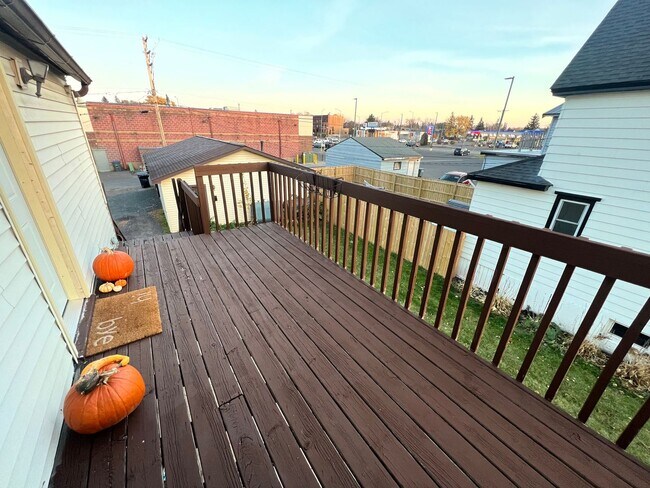 Building Photo - Upper Level 2 Bedroom Apartment - AVAILABLE TODAY