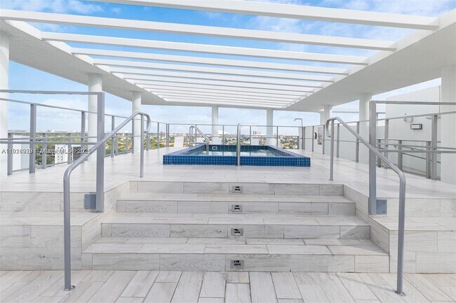 Building Photo - 1600 SW 1st Ave