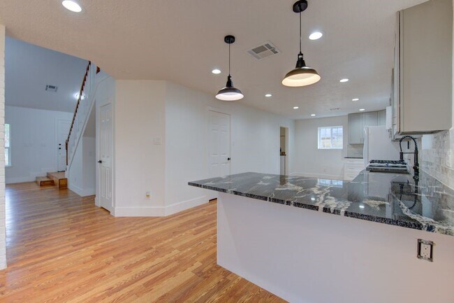 Building Photo - 19403 Lake Hollow Ln