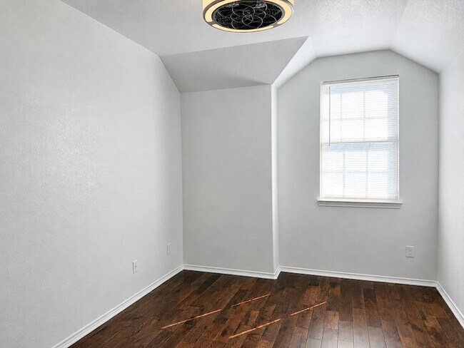 Building Photo - 1009 Cheyenne Dr