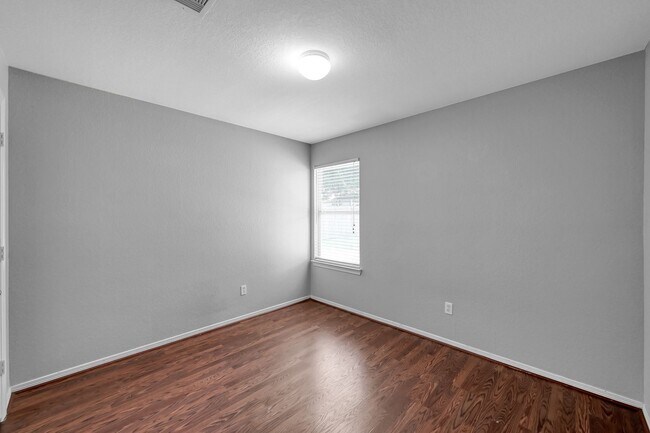 Building Photo - Cozy and quiet 4 bed 2 bath