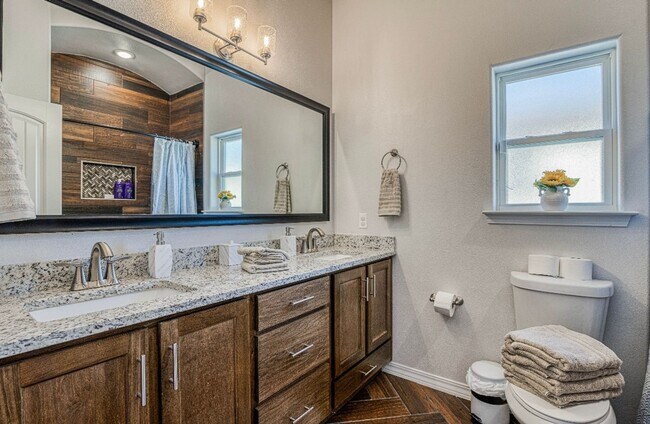 Building Photo - Eastside area for Short or Long Term Rental(Completely Furnished) Beautiful 4 bed/2 baths