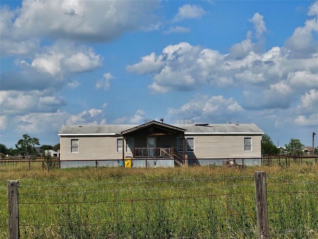 Building Photo - 2218 Hintz Rd