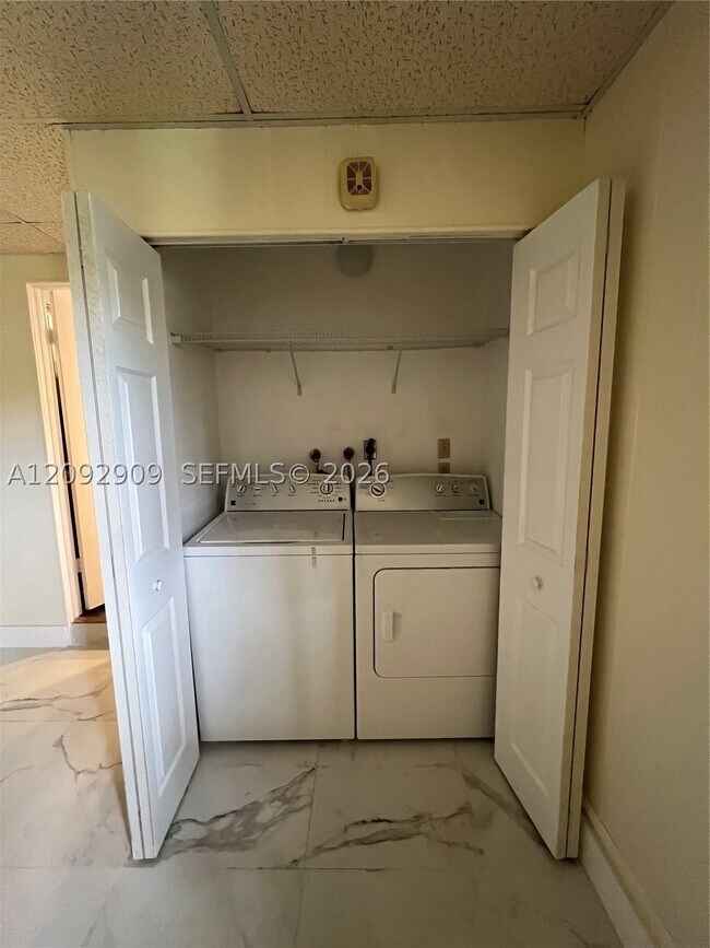Building Photo - 6655 Racquet Club Dr
