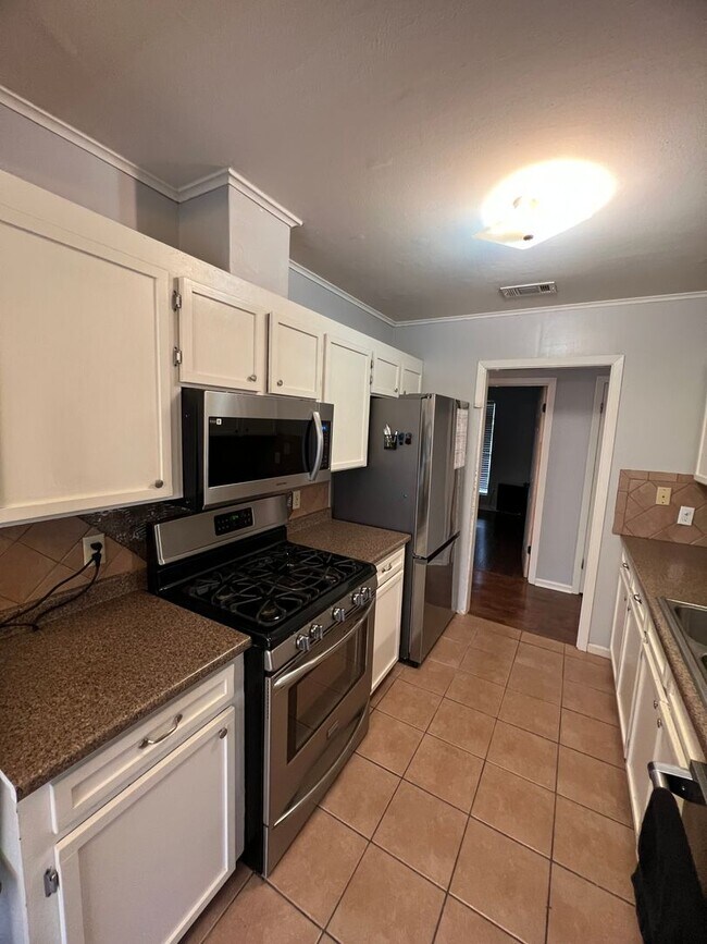 Building Photo - Greenacres -North Bossier.. Close to Barksdale Air Force Base..