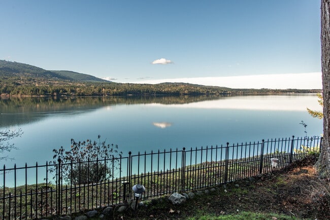 Building Photo - Beautiful Custom Home Overlooking Sequim Bay