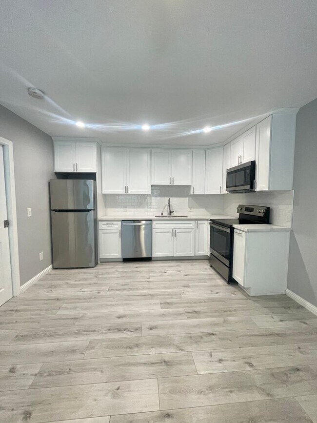 Building Photo - Fully Remodeled 1 Bed / 1 Bath in Redondo Beach | Parking Included