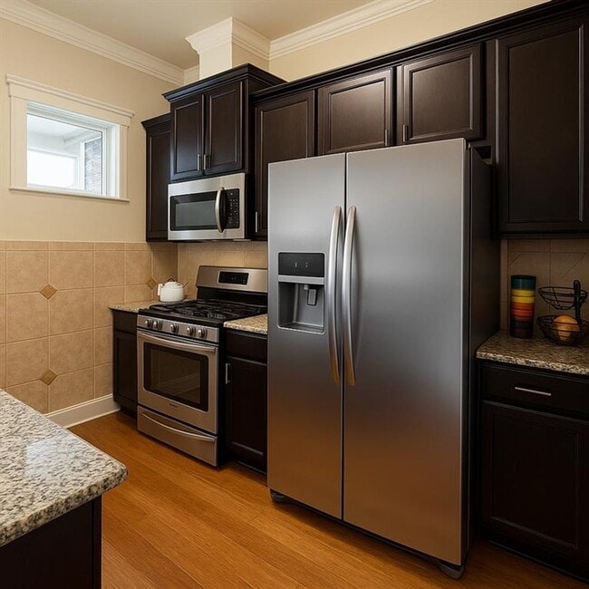 Building Photo - 4X3 Home Close to Campus!