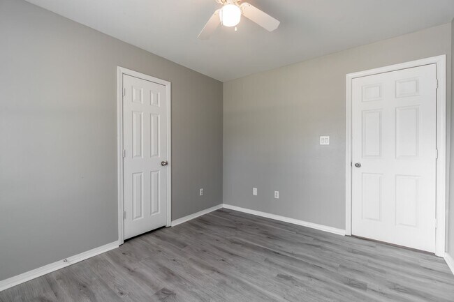 Building Photo - Freshly Updated 3 Bed, 2 Bath Home in Fort...