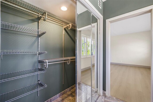 Building Photo - 3180 N Bay Rd