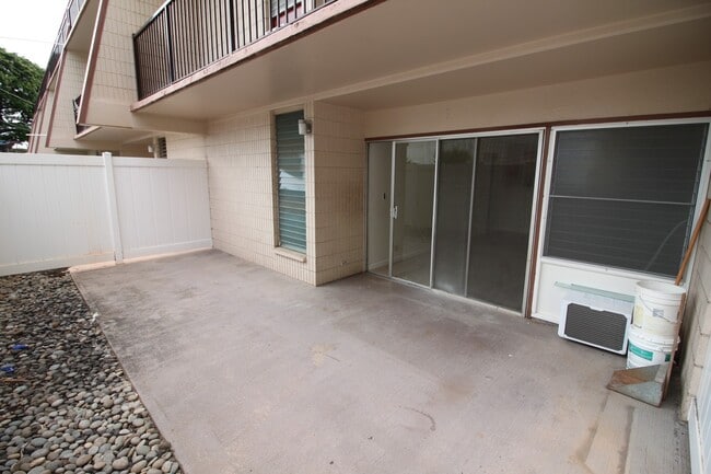 Building Photo - 2 bed, 1 bath, 1 parking Unit available in...