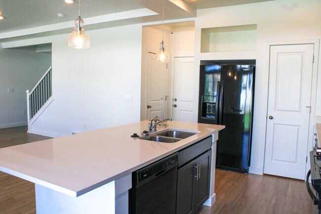 Building Photo - 4090 W Red Clover Dr