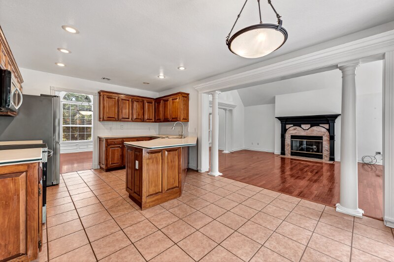 Building Photo - 903 N Quail Terrace