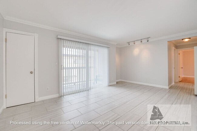 Building Photo - Lovely updated Condo on 2nd block by the B...
