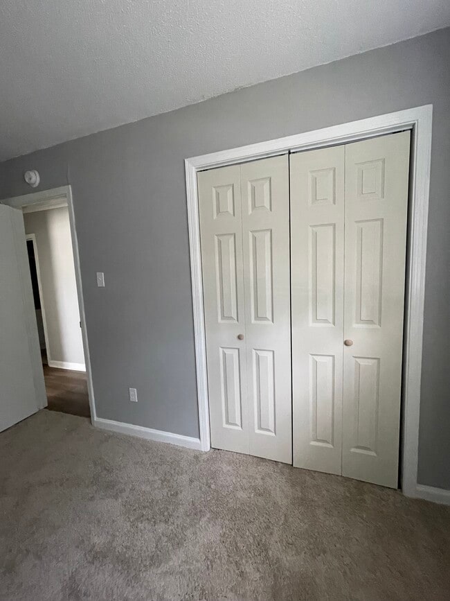 Building Photo - 725 Queensbury Dr