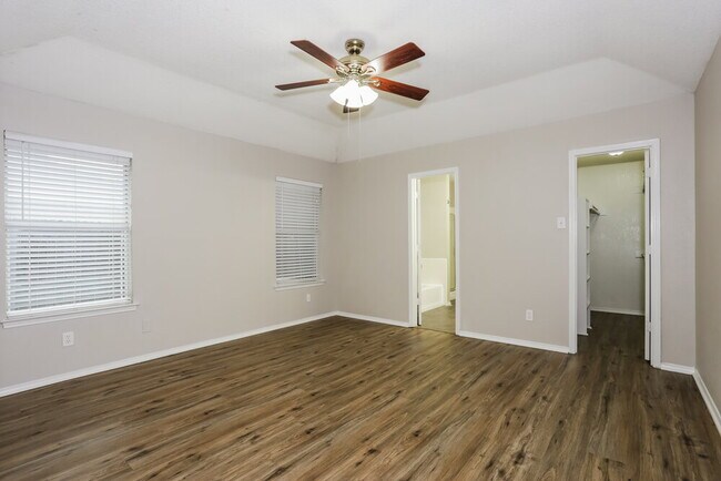 Building Photo - 704 Stonebrooke Dr