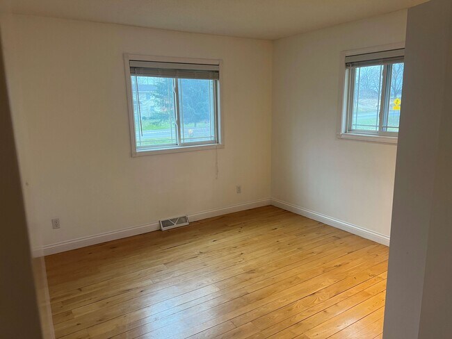 Building Photo - 10571 Center Rd