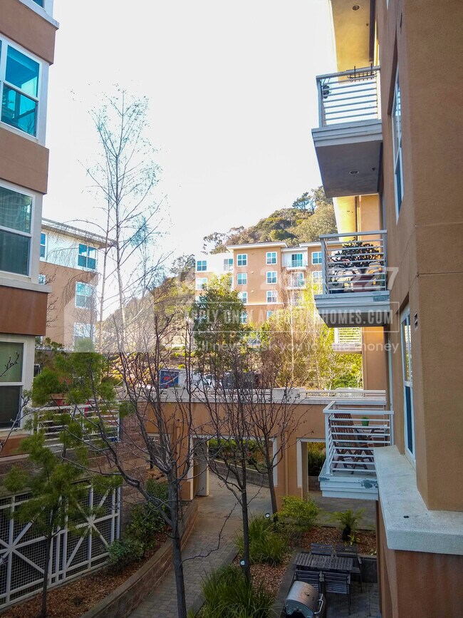 Building Photo - 401 Crescent Ct