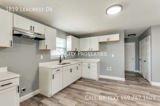 Building Photo - 1819 Lea Crest Dr