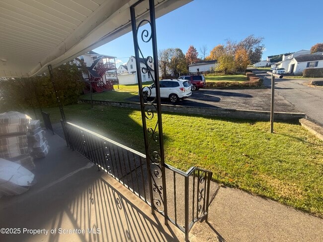 Building Photo - 662 Simpson St