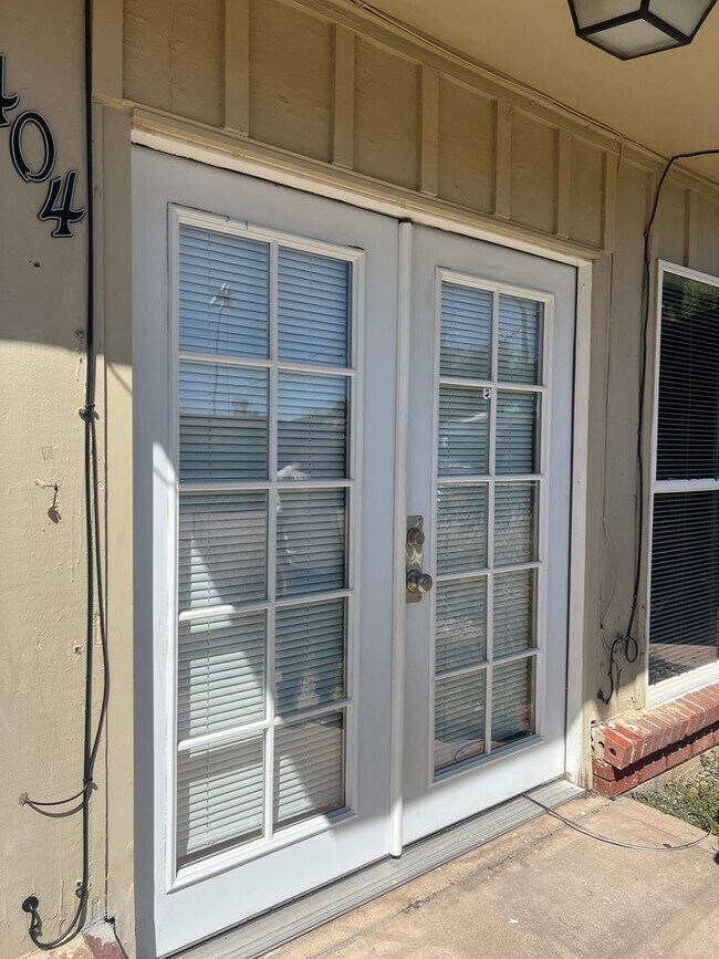 Building Photo - Freshly Painted 3 bed 1 bath with fenced front yard minutes from Fort Carson . $300.00 off the fi...