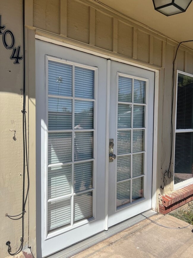 Primary Photo - Freshly Painted 3 bed 1 bath with fenced front yard minutes from Fort Carson . $300.00 off the fi...