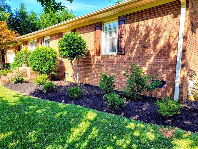 Building Photo - 3 Bedroom Brick Home