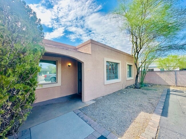 Building Photo - $500 Move In Special! 2 Bedroom Location i...