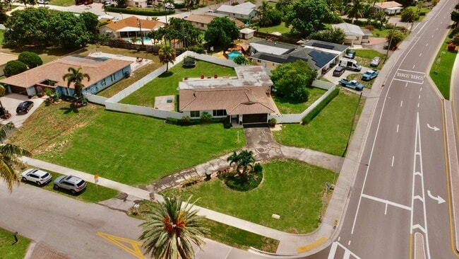 Building Photo - 4000 NW 3rd Ave