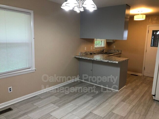 Building Photo - 4047 Village Dr