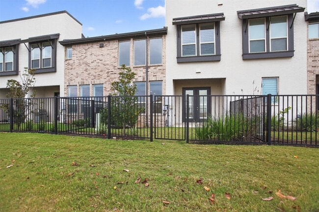 Building Photo - 16607 Lake Austin St