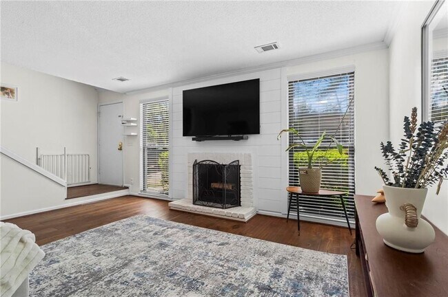 Building Photo - 1028 Riverbend Club Dr SE