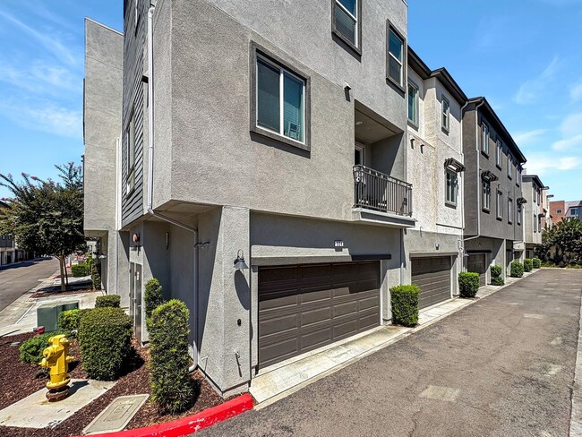 Building Photo - Stunning Escondido 3BR/3.5BA Home Availabl...